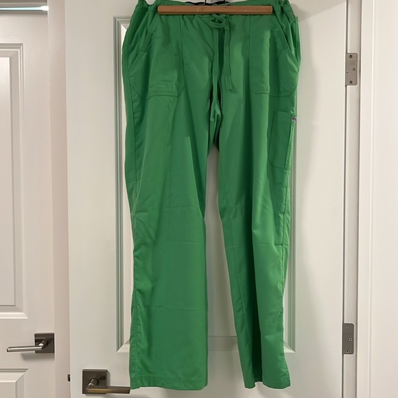 GREY’S ANATOMY BY BARCO lime green scrub set - Picture 7 of 12